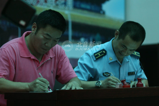 我院团委书记陈博与空军航空兵训练基地负责人共同签署了军地团组织共建协议书