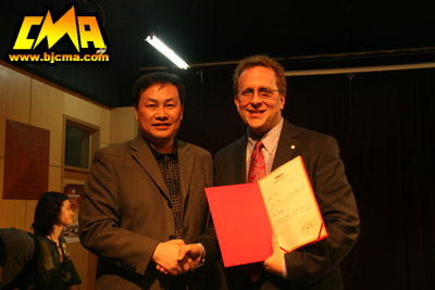 音乐教育学院院长国华为乔纳森·科勒颁发荣誉证书