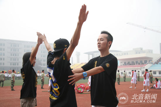 魏鑫在休息期间带领80名同学反复练习动作