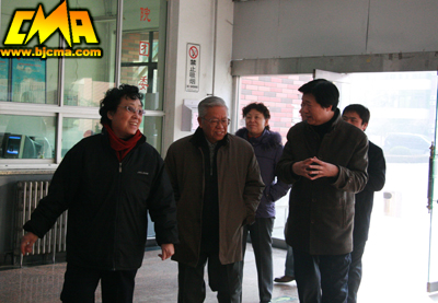 在李平副院长的陪同下北京市教委评估专家开始现场考察