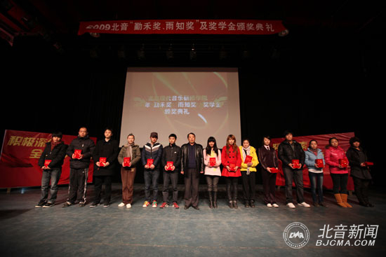 刘槐书记给三等奖学金获奖学生代表颁奖