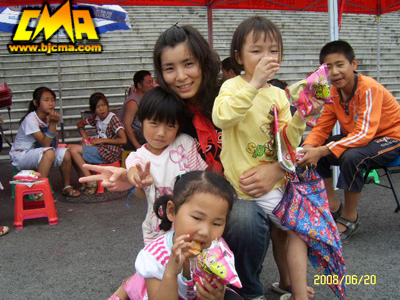 北京现代音乐学院 刘欢欢和灾区孩子们在一起