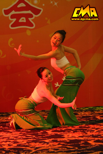我院学生陈春玲和邱晓梅带来得双人傣族舞蹈