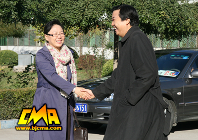 民进北京市委常务副主委吴文彦与李罡院长亲切握手