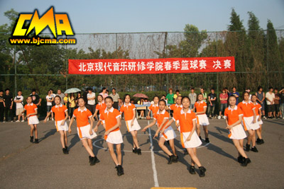 北京市现代音乐学校可爱的同学们带来了精彩的啦啦操