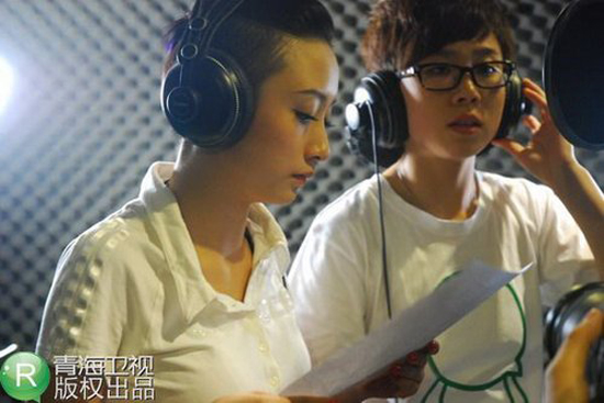 比赛之前蔡婷玉（左）为灾区录制赈灾歌曲