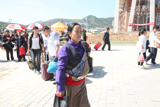 藏族新生的家长也不远千里来到“天艺”