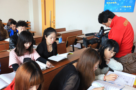 <em>最美女孩</em><em>李志敏</em>接受通州电视台今日梨园栏