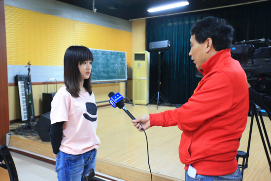 <em>最美女孩</em><em>李志敏</em>接受通州电视台今日梨园栏