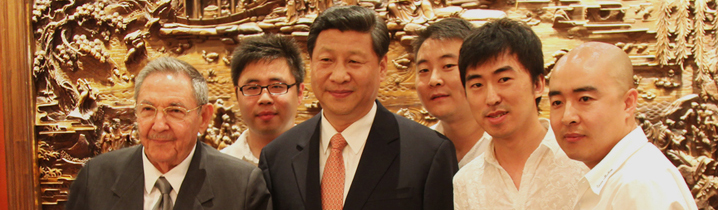 2013年,北音拉丁爵士乐队受外交部邀请,在钓鱼台宾馆为习近平主席和古巴国务委员会主席兼部长会议主席劳尔·卡斯特罗献上精彩演出,图为演出后北音拉丁爵士乐队与习近平主席合影。