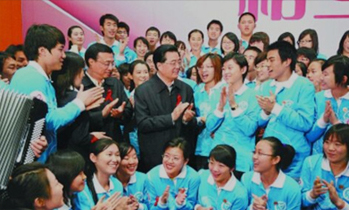 2009年国际艾滋病日,在首都防治艾滋病志愿者活动中,北音红丝带志愿者在国家会议中心受到了时任国家主席胡锦涛、国务院副总理李克强的亲切接见。