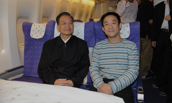 2003年,北音毕业生李勃刚进入中央电视台新闻制作部,亲眼见证神五、神六载人飞船上天落地,亲身参与“全国两会”“中非合作论坛北京峰会“”博鳌论坛“等大型直播政治活动,先后为多位国家领导人的多场重要讲话进行现场直播录音,“把中央的声音安全高质第传播出去”是他的使命。图为李勃刚随温家宝总理出访时,与总理在飞机上合影。