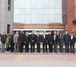 2011年10月,继2010年5月和8月两次来访之后,美国伯克利音乐学院再次就两院合作办学等事宜来访北音。