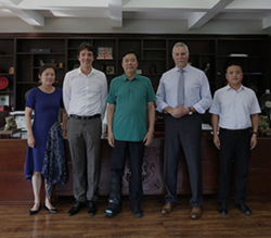 2019年,法国枫丹白露国际文化艺术交流中心总裁艾瑞克一行来访北京现代音乐研修学院。