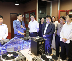 2018年6月9日, 北京市委常委、宣传部部长杜飞进、市委宣传部常务副部长赵卫东、市委宣传部秘书长张爱军、北京市通州区区长赵磊等领导来访北音考察调研并合影留念。