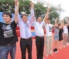 第三届九棵树数字音乐节开幕式上,索尼唱片、环球版权、华纳唱片、EMI版权等部分参展企业代表手手相握,共同宣读“音乐产业联盟宣言”首个音乐产业联盟成立。